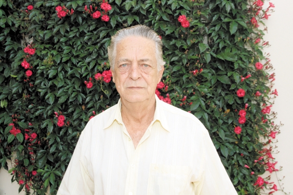 Quem está de nova idade desde ontem (pelo menos tem algo novo) é meu amigo Samir Bittar ou, como é mais conhecido, Nenê Bittar. Está recebendo os cumprimentos de amigos, ao lado da esposa Lourdinha, dos filhos Fausto, Rafael e Heloísa, além das noras, gen